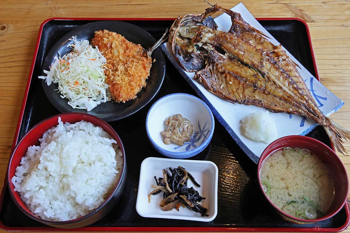 「たんぱく大国」の人気メニュー「あじ定食」は、大きなアジの干物にアジフライとなめろうを味わえる