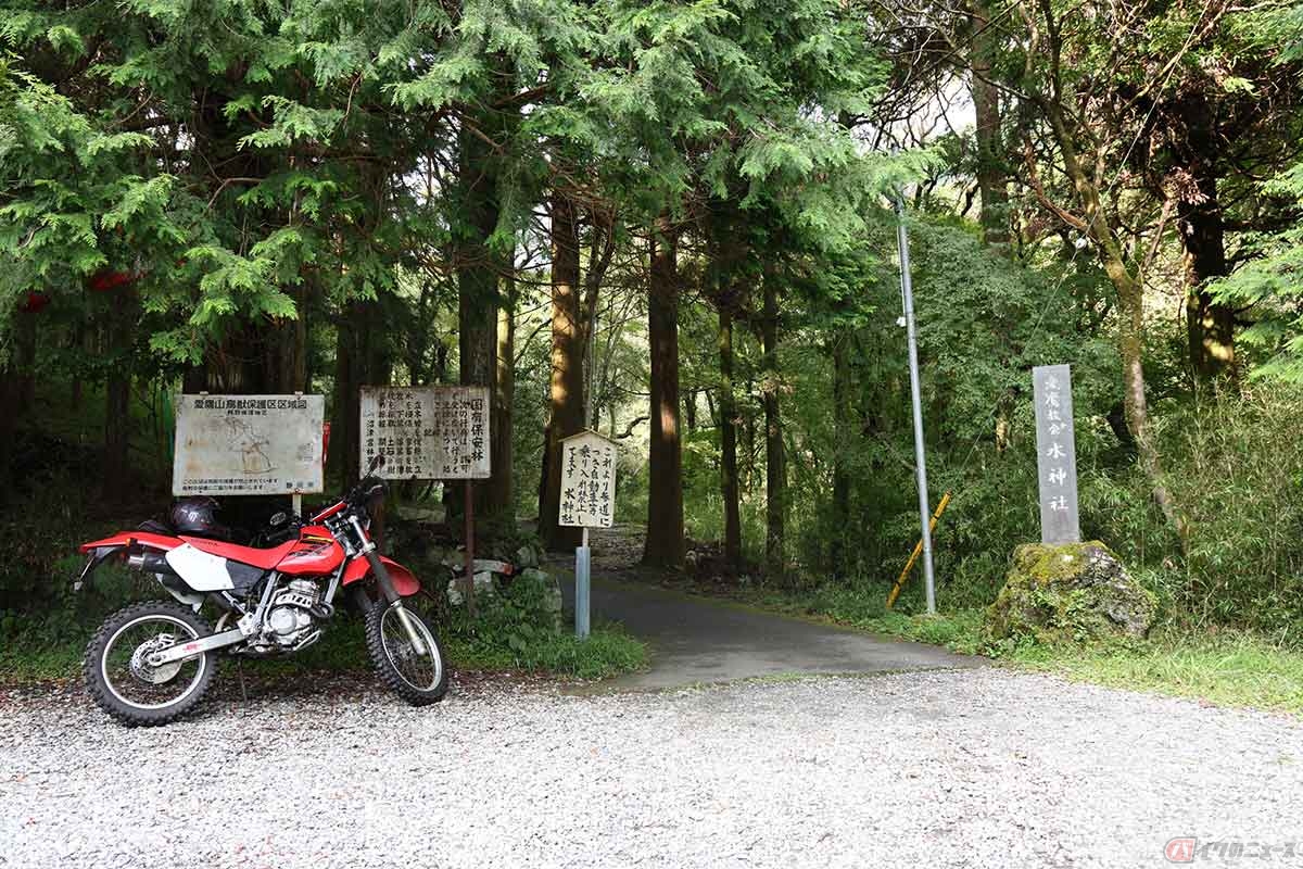 「愛鷹林道」入口付近から、さらに先にある「水神社（すいじんしゃ）」へ。神社ではなく水神、龍神を祀った日蓮宗の寺だった