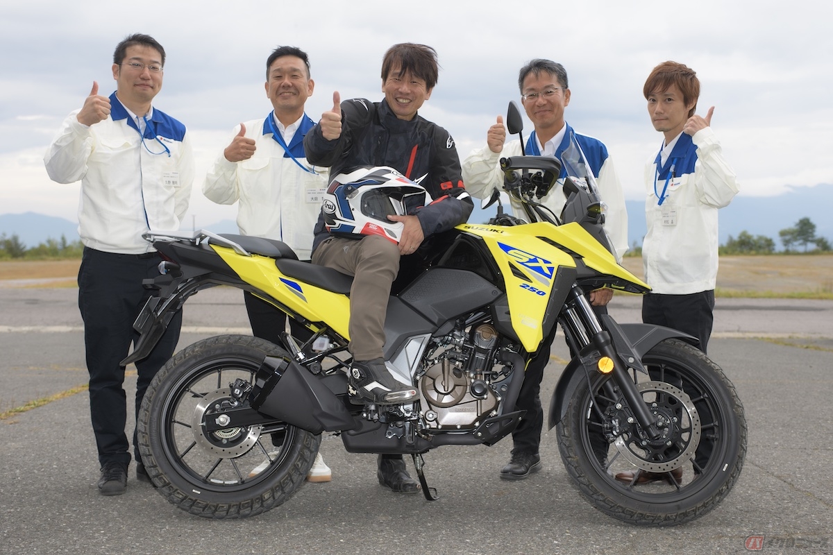 『Vストローム250SX』の開発陣と筆者（青木タカオ）