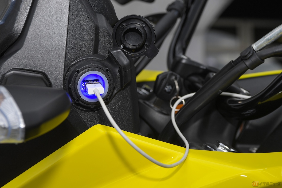 『Vストローム250SX』は定格5V2AのUSBソケットに進化
