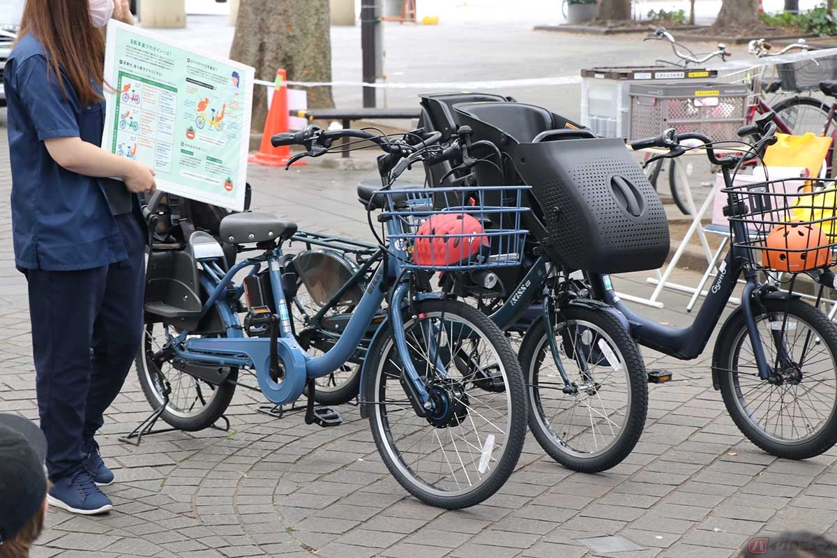 会場には電動アシスト自転車の「子乗せ自転車」が用意された