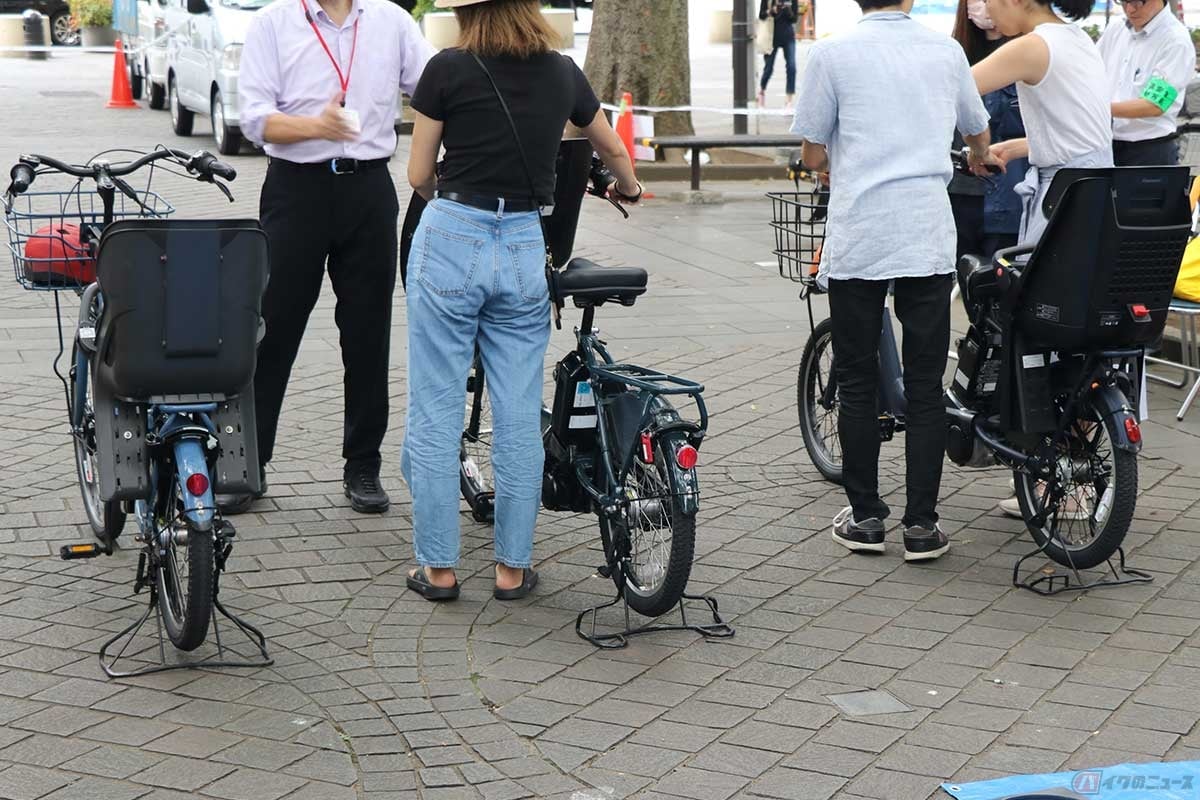 自転車安全利用推進員の資格を持つスタッフより、子乗せ自転車の操作方法や乗り方などが細かく説明された