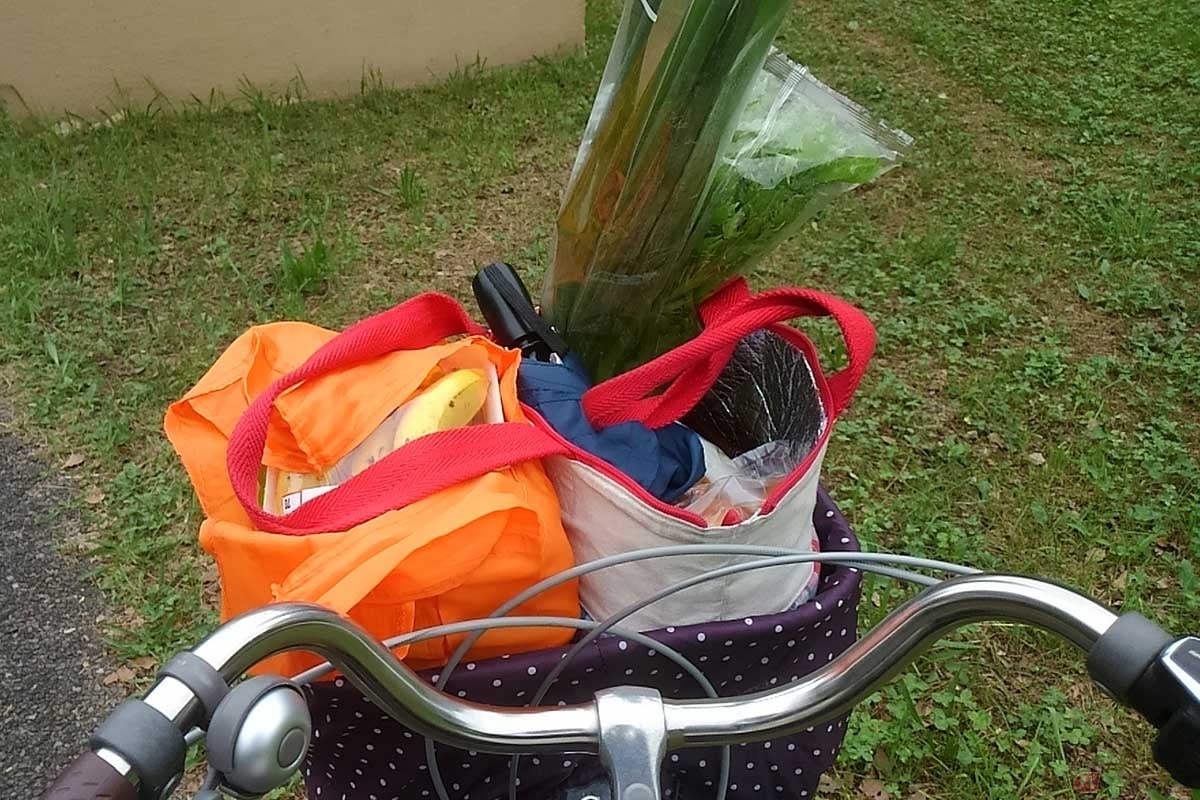自転車に荷物を積むときは、重さやバランスに注意
