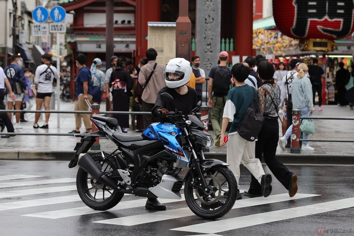 バイクを手押ししながら歩道を歩く行為は違反にあたりません