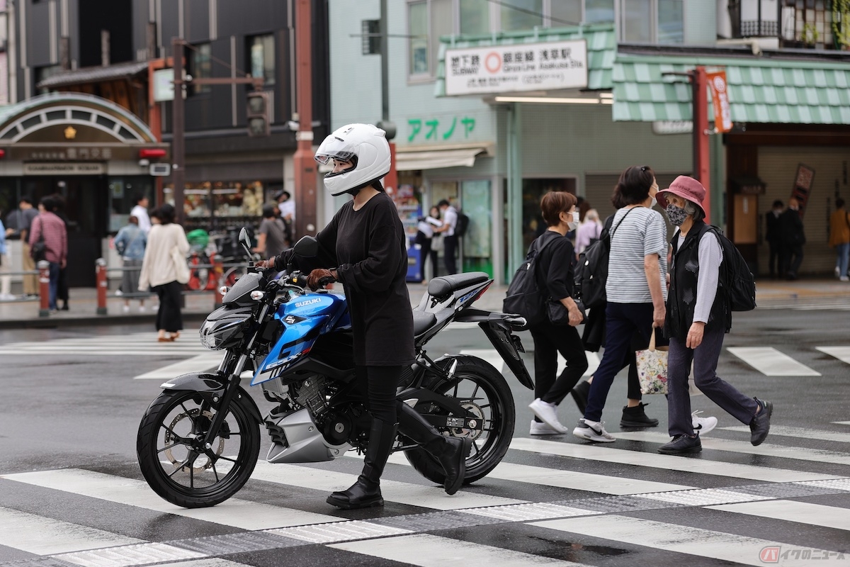 手押し中に歩行者とぶつかっても歩行者同士の接触となり、「交通事故」にはなりません