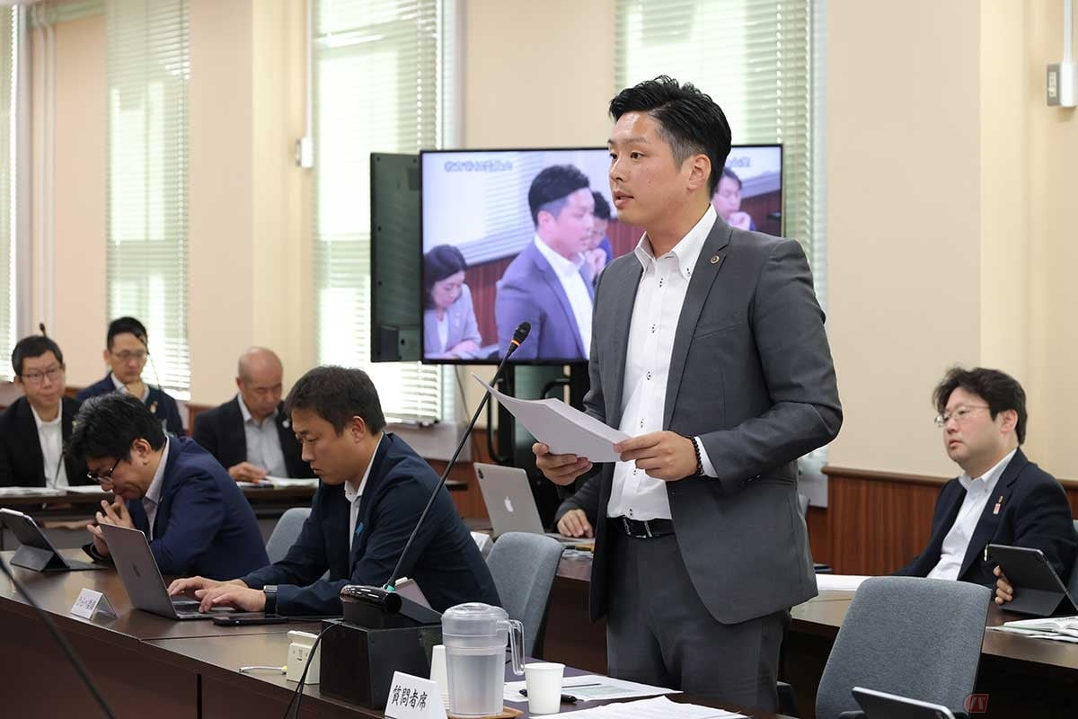 大阪府議会で質問に立つ中川誠太議員(提供/中川誠太議員)