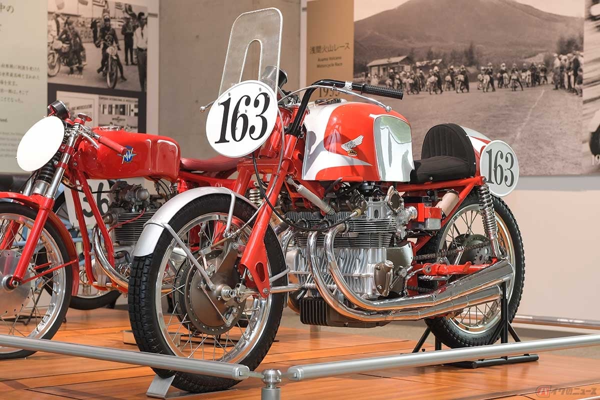 1959年に「浅間火山レース」の250ccクラスで上位を独占した、ホンダ初の4気筒DOHCエンジンを搭載するレーシングマシン「RC160」