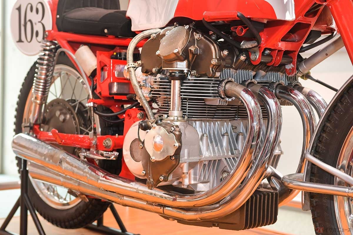 排気量250ccの空冷4ストローク並列4気筒DOHCエンジンを搭載。DOHCのカムシャフトはベベルギアで駆動。ベベルタワーは「RC142」の左側に対して、「RC160」では右側に配置