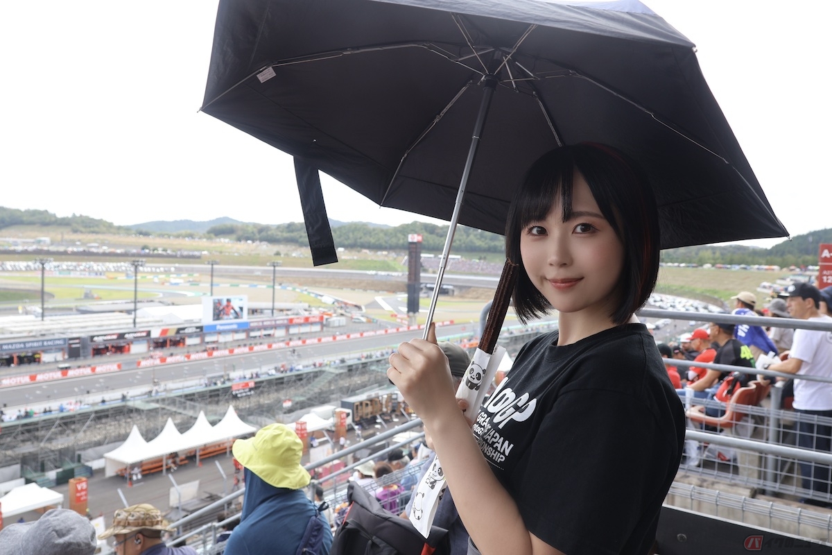 雨が降る中、屋台のチュロス食べながらレース観戦