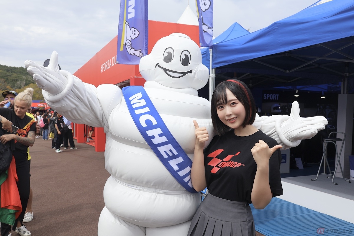 でかいビバンダムくん着ぐるみと記念撮影