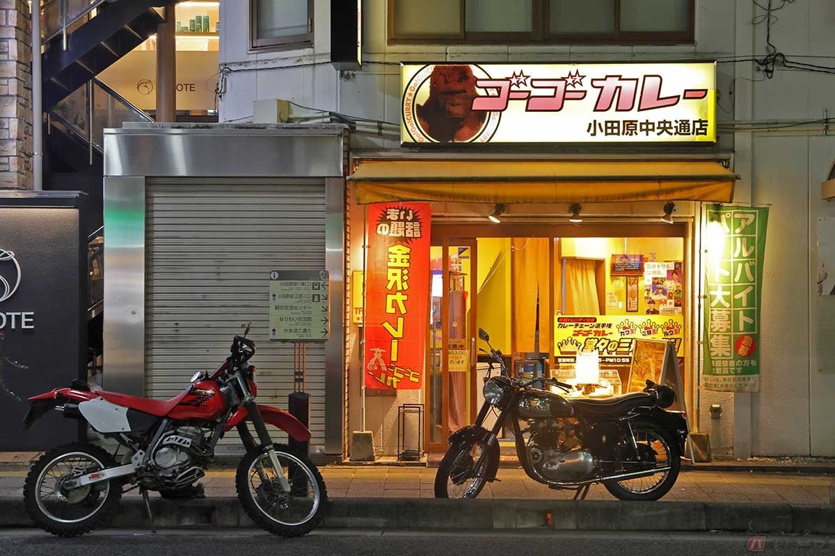 「ゴーゴーカレー小田原中央通店」を確認すると、店の前には1950年代の「AJS」を10年かけてピカピカにした人がテイクアウト待ちをしてたので少々立ち話&記念撮影。バイクは駅近くの駐車場へ移動した