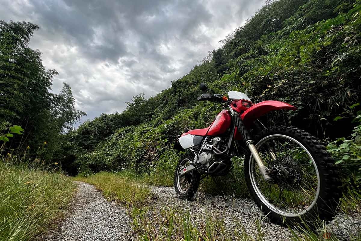 この日はタイヤを交換したばかりのホンダ「XR250」で、伊豆の林道ツーリングの撮影帰りに箱根近辺の林道をいくつか走ってきた