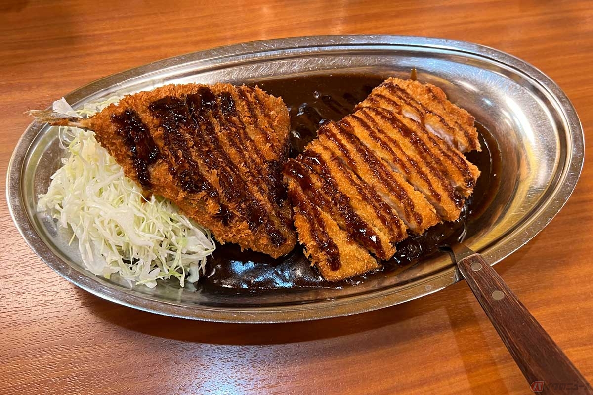 「ロースカツカレー中盛り」にアジフライをトッピング。かなりのボリューム