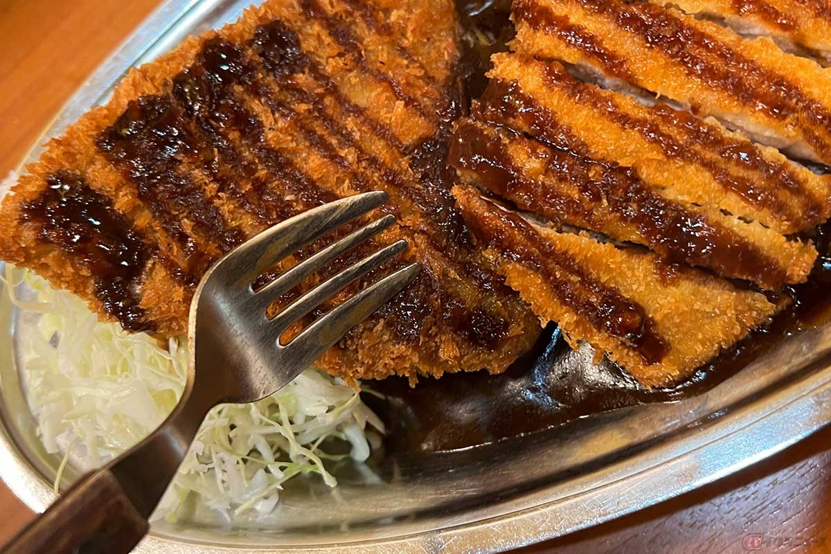 カレーといえばスプーンで食べるものと信じていたが、「ゴーゴーカレー(金沢カレー)」ではフォークだった。ロースカツなどに適したスタイル?