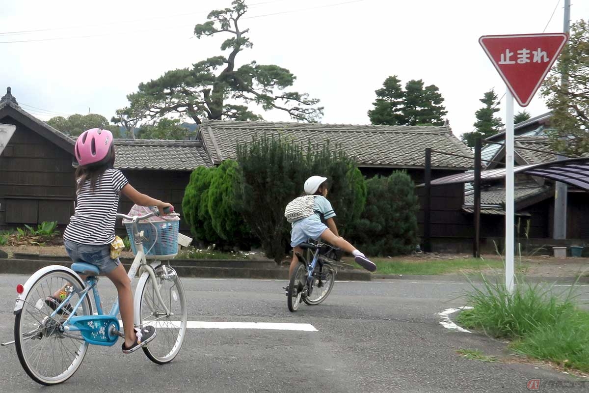 子供が1人で自転車に乗るようになったら、交通ルールを正しく伝えること