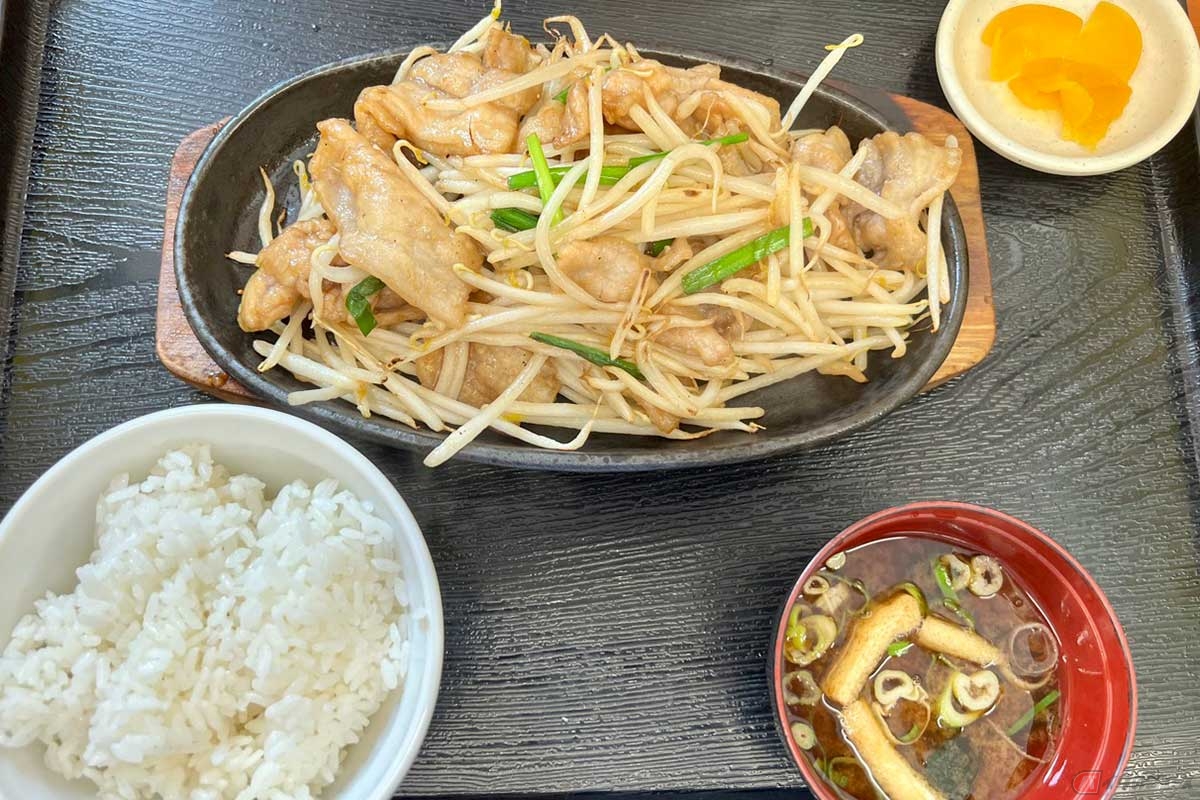 中央道「内津峠PA」(上り)で出会った「豚ニラもやし鉄板焼定食」(950円)は、柔らかくて味の良い豚肉が野菜と共にニンニク醤油で炒められた鉄板焼きだった。これはリピートしたくなるメニューだ