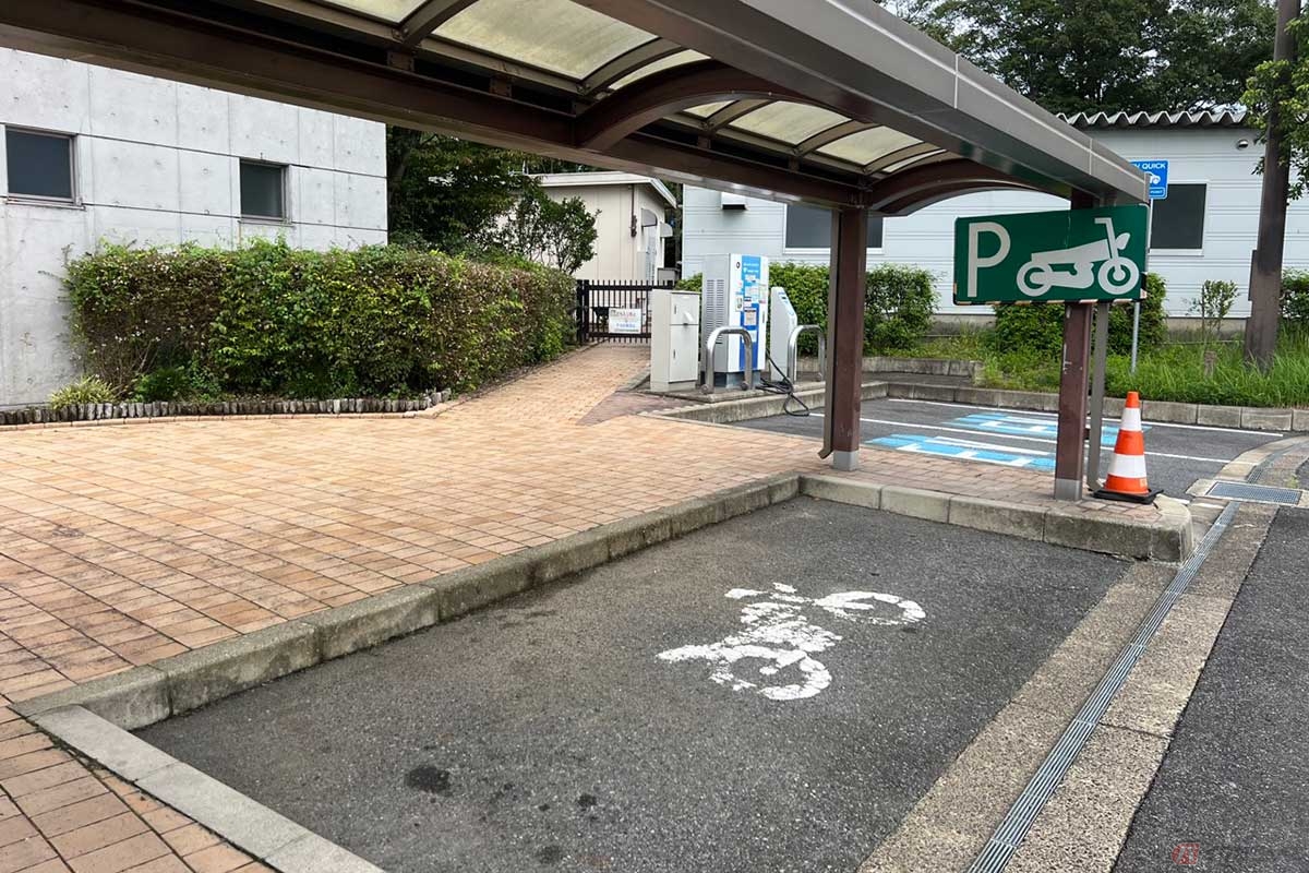 PAらしく、小規模ながら2輪専用の駐車スペースも確保されている。しかも屋根付き