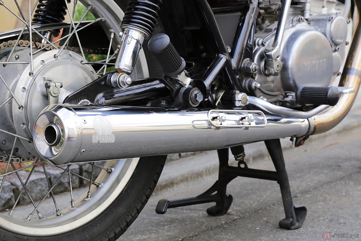 スペシャルパーツ忠男「SR400 POWERBOX サイレンサー」(2010~2017年)。政府認証を受けた公道走行可能マフラーです