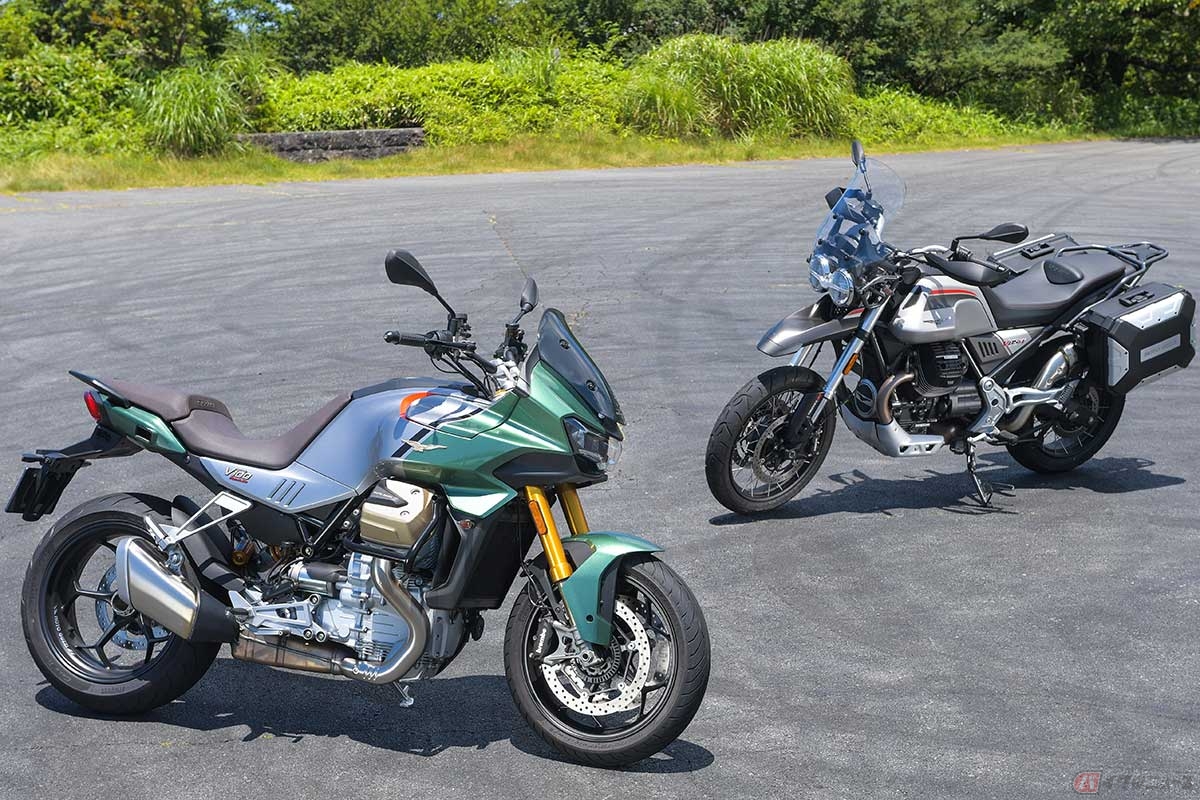 モトグッツィ新型「V100 Mandello S」（手前）と、「V85 TT TRAVEL」（奥）