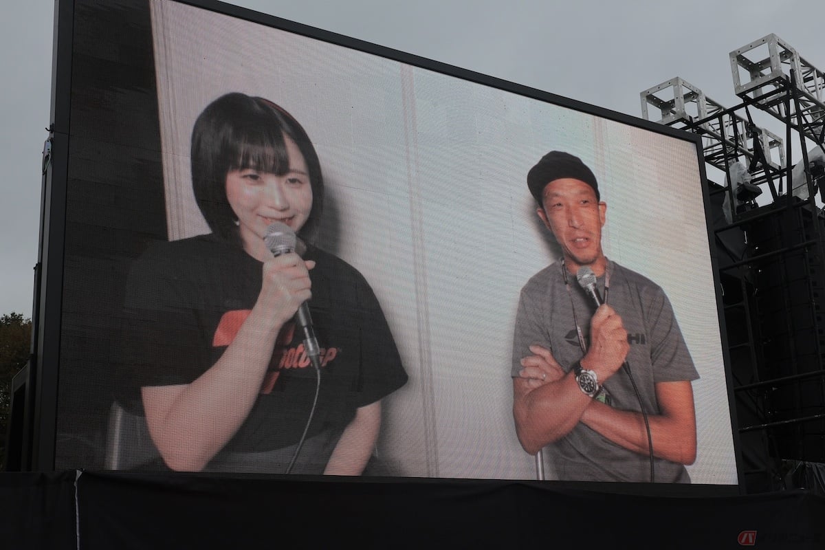 会場のスクリーンに大きく映し出された元GPライダー青木宣篤さんとトークするワタシ