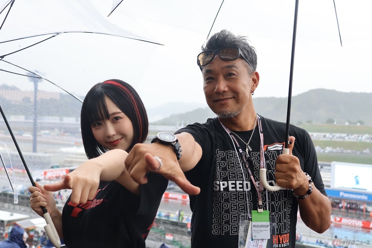 MotoGP場内DJ夜道雪と元レーシングライダー藤原克昭さんとともに夜道ポーズを決めた!