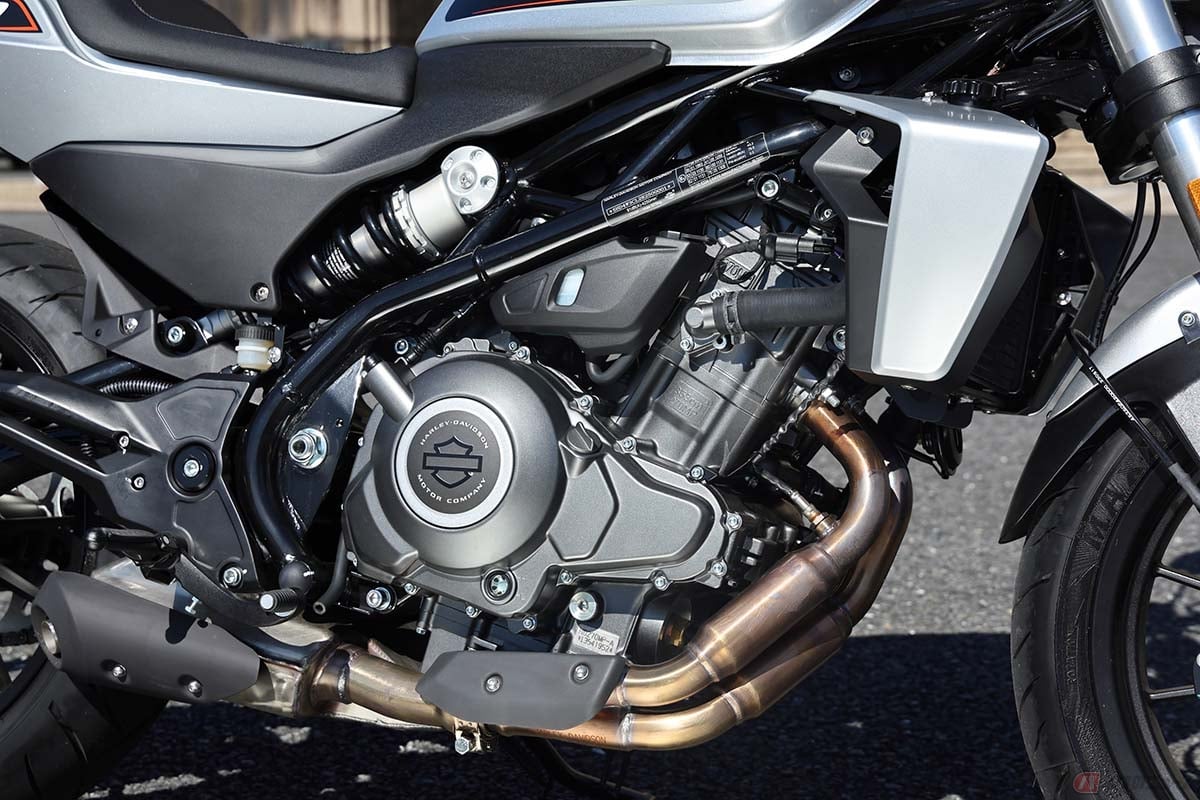 エンジンはDOHC4バルブ水冷パラレルツインでボア70.5mm×ストローク45.2mmの353cc。フューエルシステムは電子シーケンシャルポートフュエルインジェクションとなっておりパワーは36HP/8500rpm、トルクは31Nm/7000rpmを発揮します