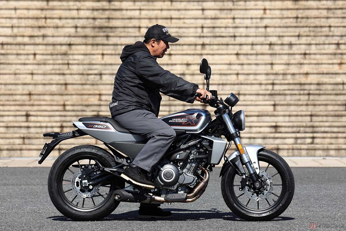 身長175cmの筆者（渡辺まこと）が跨るとご覧のとおり、かなりコンパクトに見えるX350。足つき性も上々です
