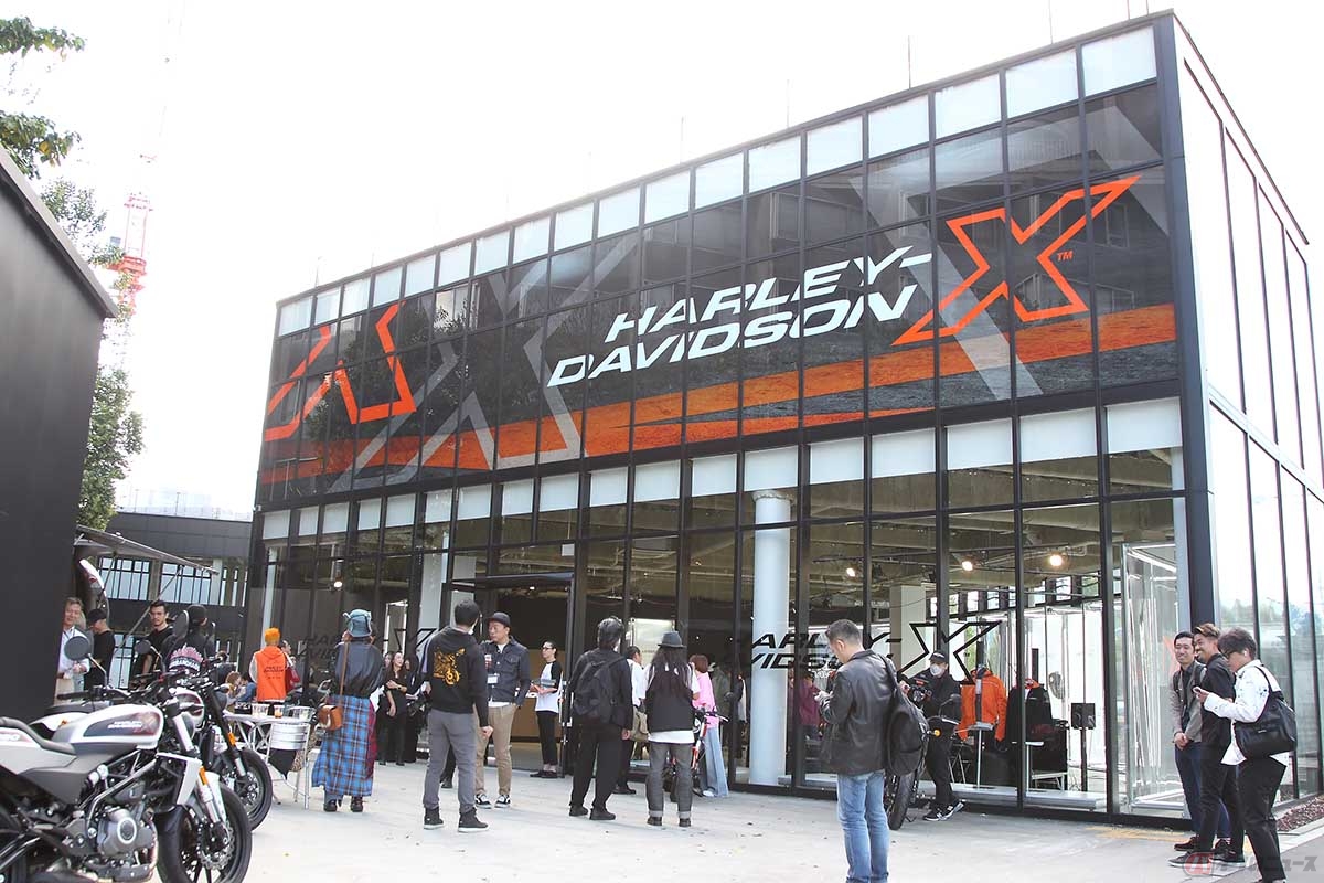 2023年10月21~29日の間、東京原宿にて期間限定でオープンとなる『HARLEY-DAVIDSON X cafe』(jing原宿)で発表が行われた『X』シリーズ。ハーレーの新機軸であるニューモデルやアパレルの展示の他、コーヒーや限定スイーツも楽しめます