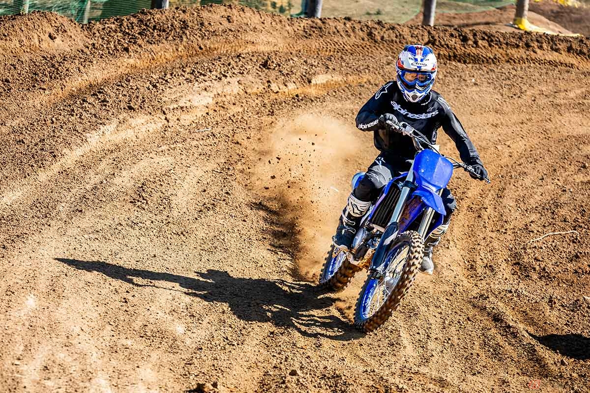 軽量化はもとより、バンプ吸収感が向上され、車体との一体感をより得ることができ、スピードを維持したままコーナーへ進入しやすくなってライン自由度も広がる