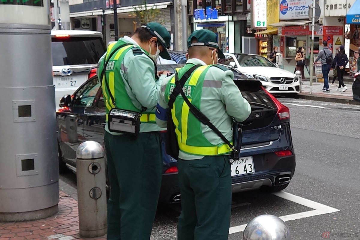 緑色の服を着た「駐車監視員」