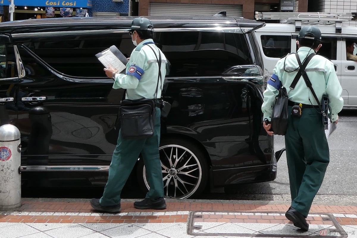 巡回中に駐車違反の車両を見つけたら、ナンバープレートの番号や違反場所などを専用の端末に入力し、違反の状況をカメラで撮影し記録する