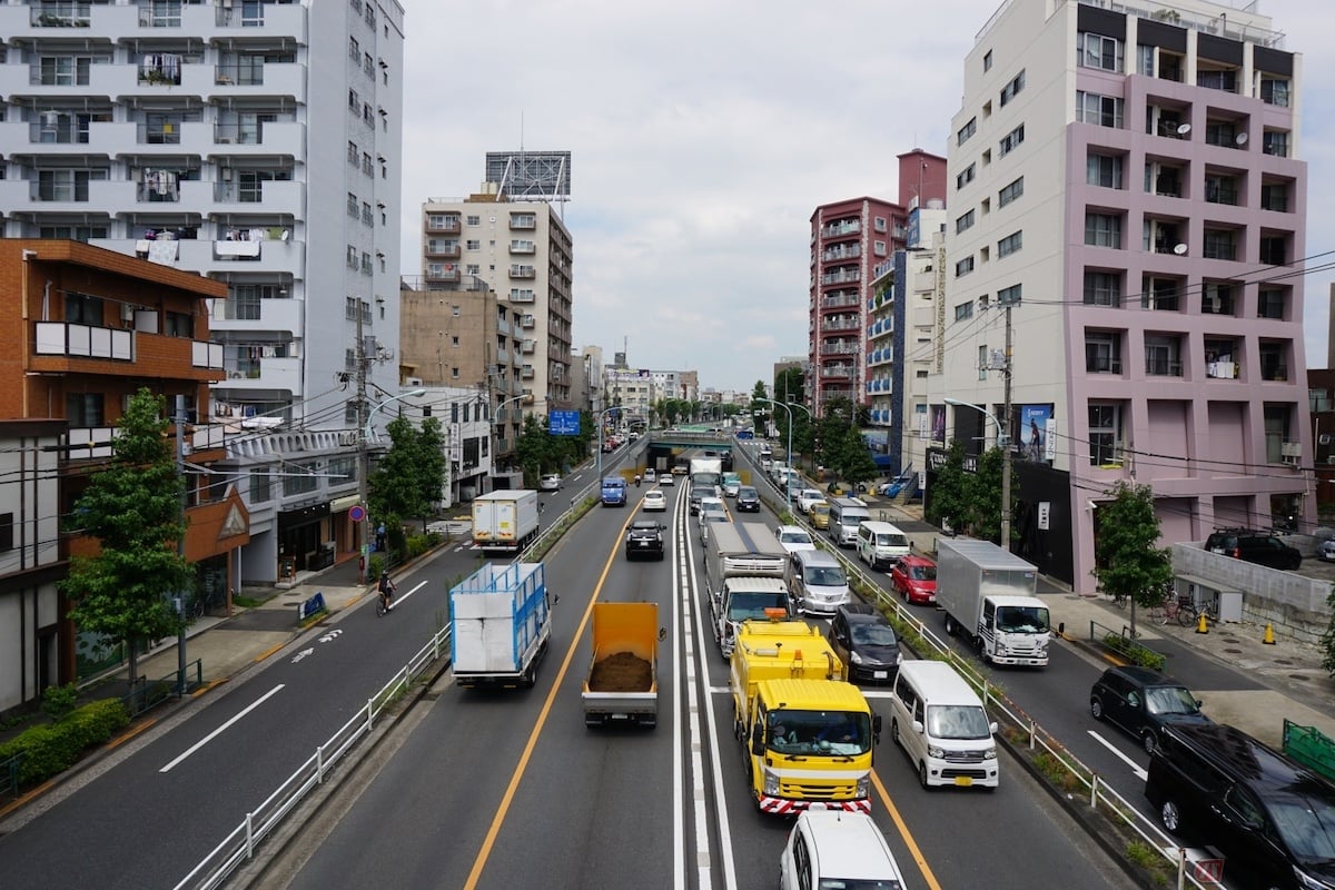 高速道路や自動車専用道路など、交通量の多い主要道路が緊急交通路として指定されることも多い