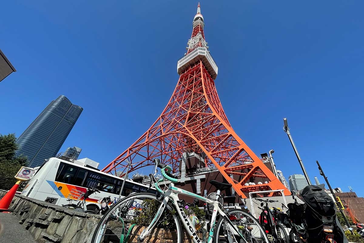 スタート地点は東京タワー。南側駐車場内の駐輪場にて