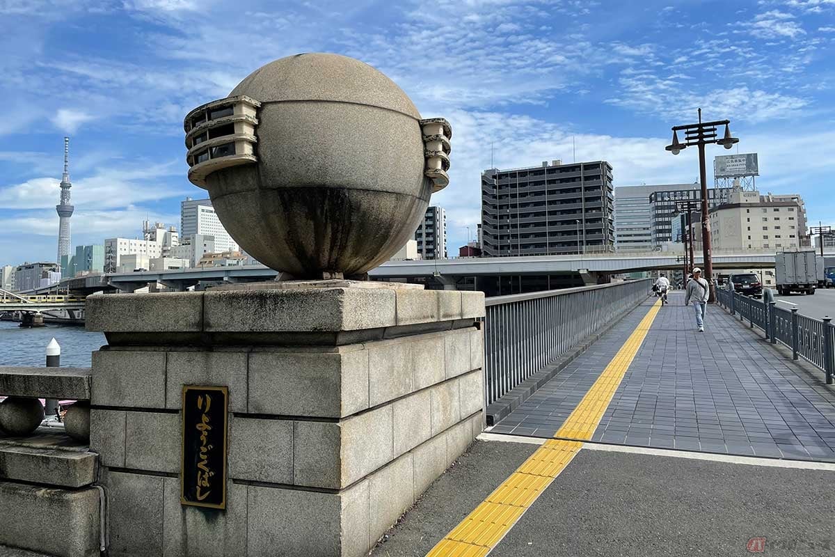 「両国橋」で隅田川を渡ると、大相撲でお馴染みの両国エリア