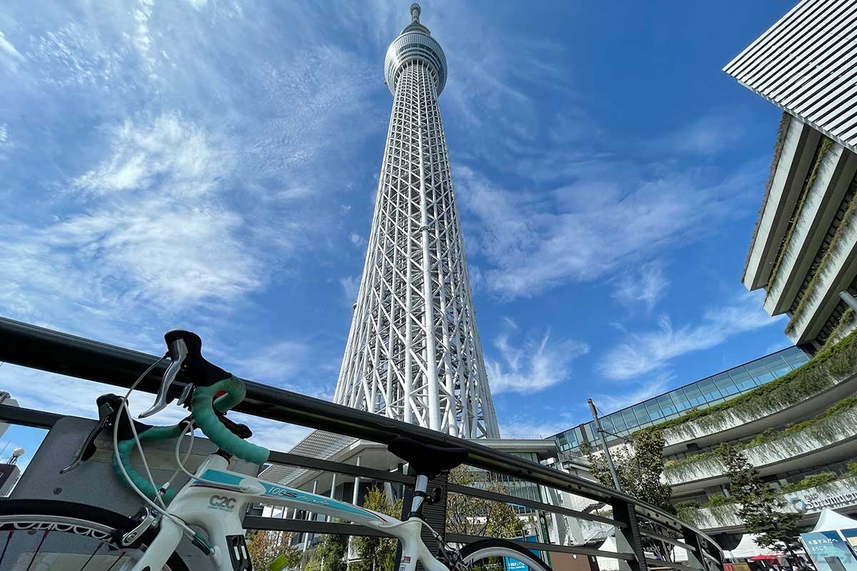 今回のゴール、スカイツリーに到着。足元から見上げるその大きさたるや！