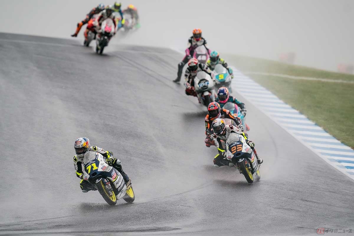 【MotoGP第16戦オーストラリアGP】佐々木歩夢選手(#71/ハスクバーナ)が参戦するMoto3クラスの決勝レースは、気温13度の雨が降る中で行なわれた