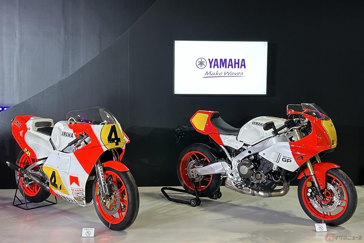 ヤマハの新型モデル「XSR900GP」(右)とレース用バイク「YZR500」
