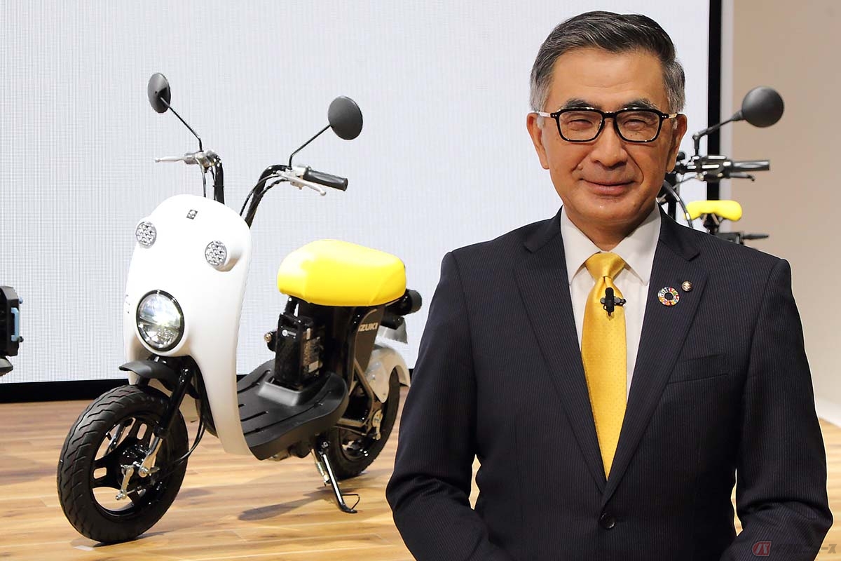 スズキの鈴木俊宏社長と参考出品車両「e-choinori」