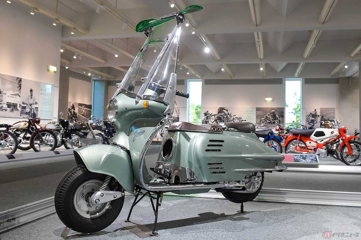 1954年に発売されたホンダ初のスクーターモデル「ジュノオK型」は、排気量189ccの空冷4ストローク単気筒エンジンと3速マニュアルミッションを搭載していた