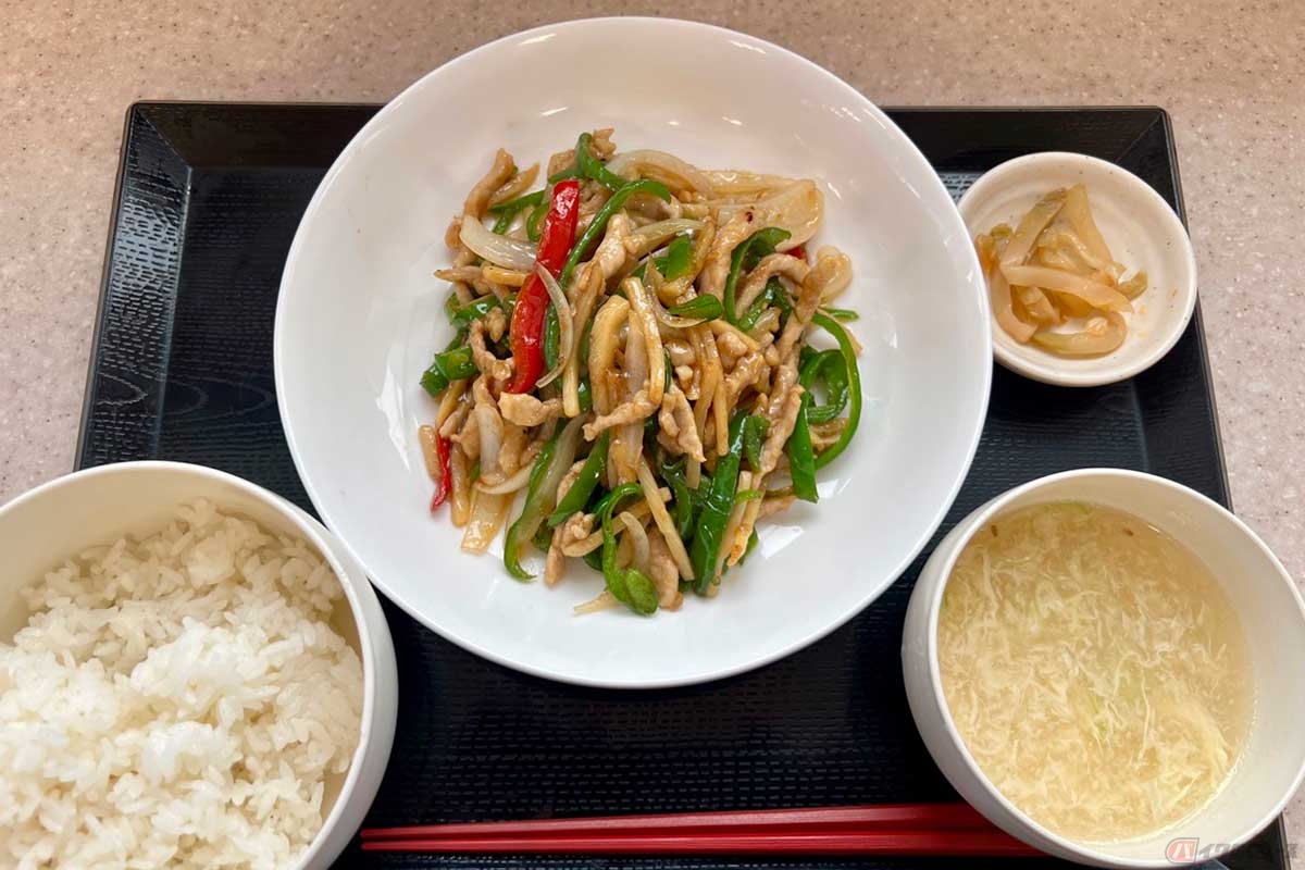 東関道「湾岸幕張PA」(下り)でいただく本格中華の日替わりメニュー、木曜日は「チンジャオロース定食」(890円)だった