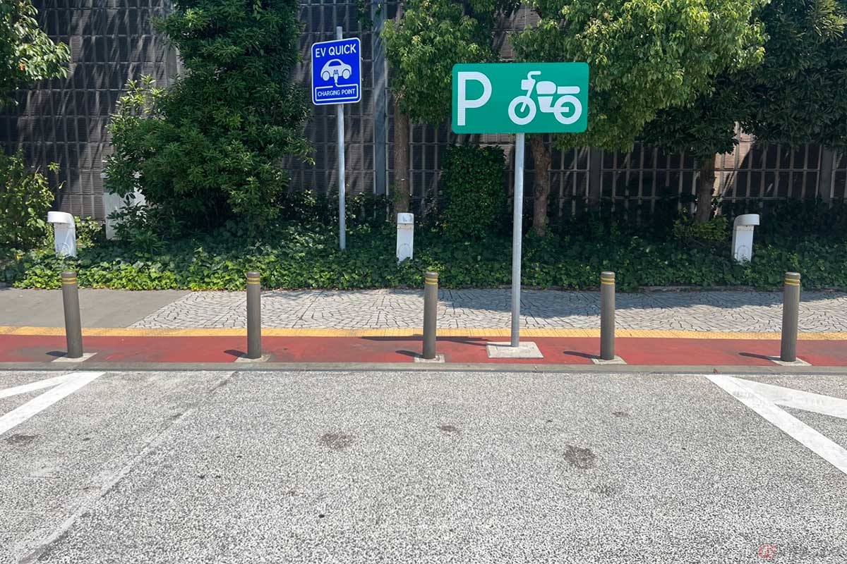 屋根もなく狭いものの、2輪専用の駐車スペースも一応確保されている