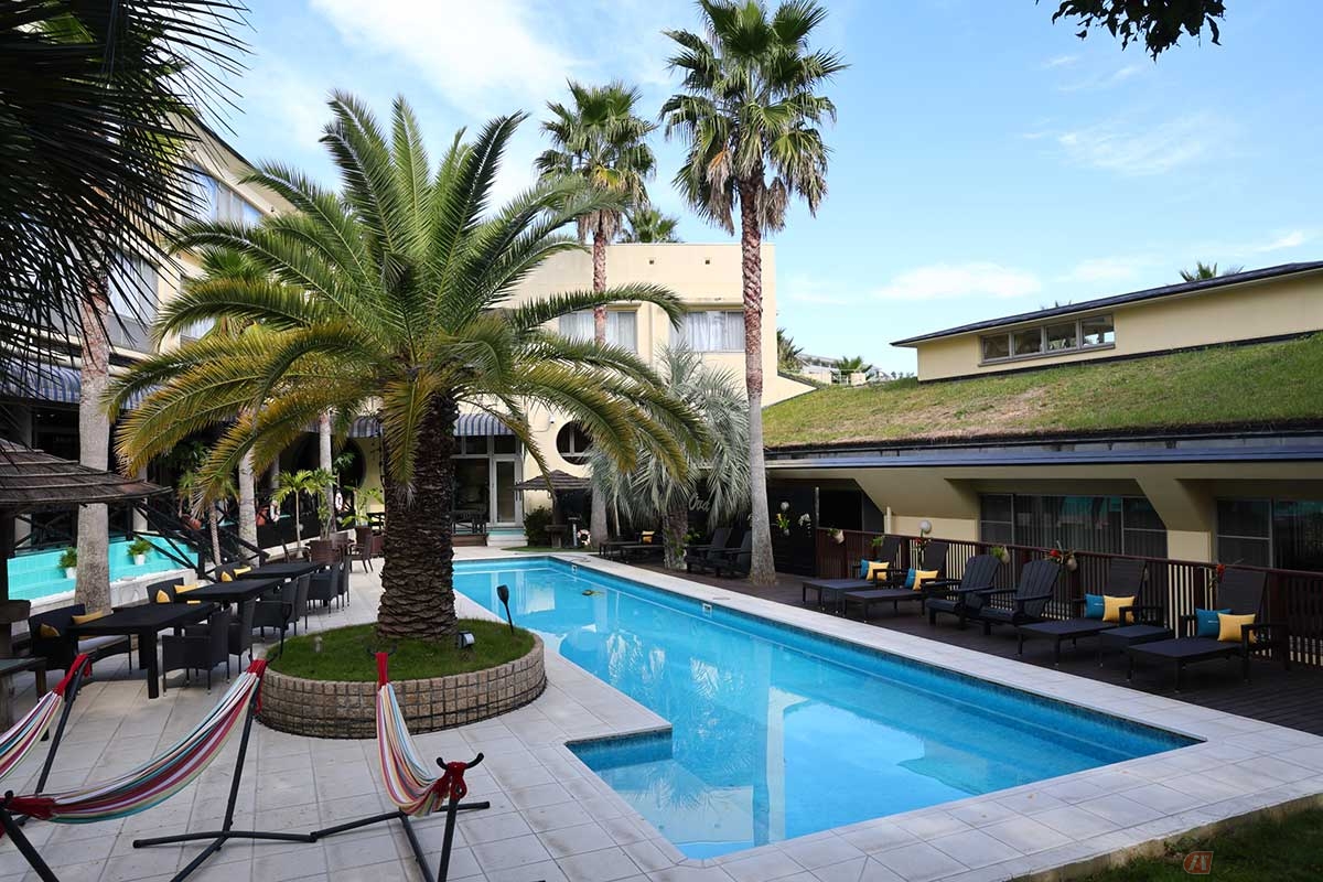 『湘南OVA(オーヴァ)』のレストランは店内とテラス席があり、中庭スペースにはプールや椰子の木もあってリゾートな雰囲気が楽しめる