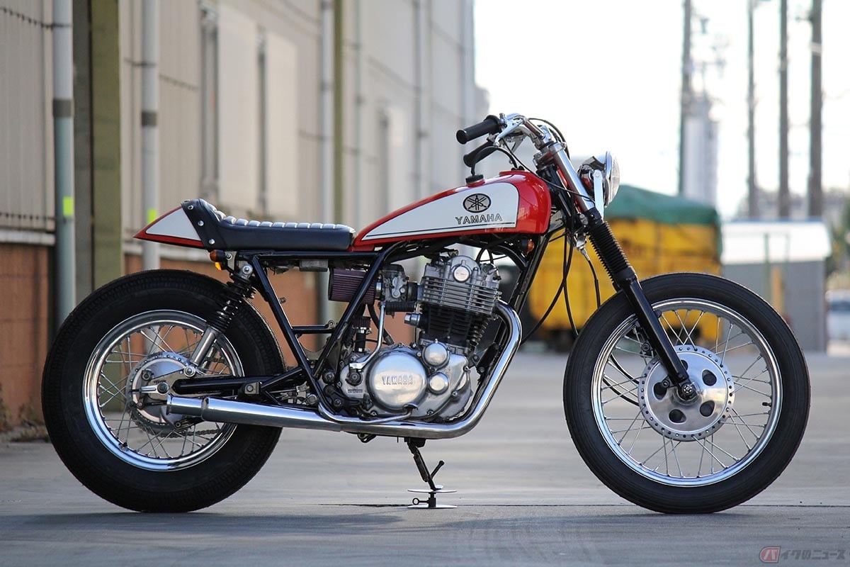 モーターガレージグッズによるSR400ベースのトラッカーカスタム。シート下がスカッとしています