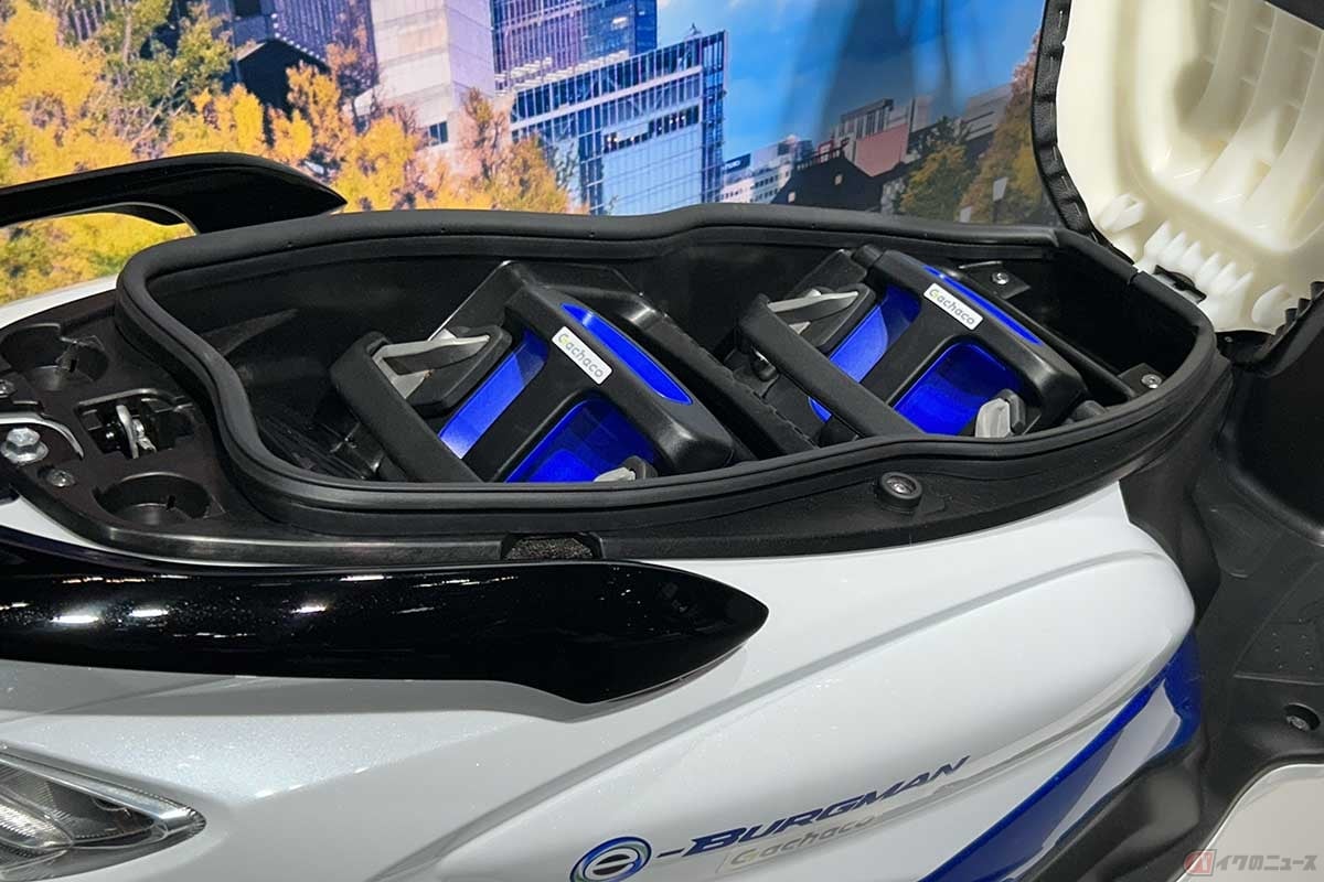 スズキの電動原付二種スクーター「e-BURGMAN」。モバイルパワーパックを2つ搭載できます