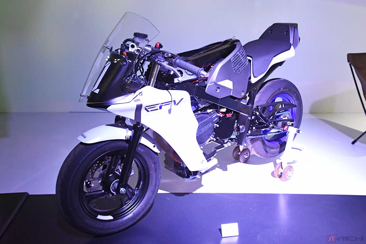 「TY-E 2.2」のモーターユニットが搭載された電動ミニバイク「E-FV」