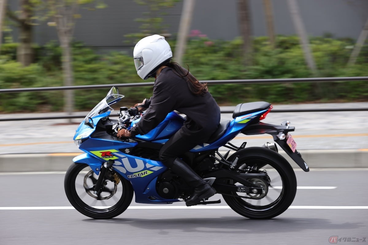 単気筒エンジンは低回転時でもトルクが太いため、小排気量のバイクでも発進が比較的スムーズになる