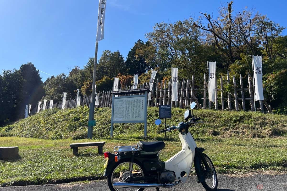 「治部少(じぶのしょう:石田三成のこと)には過ぎたるものがふたつあり、島の左近と沢山の城」と謳われた智将、島左近(しまさこん)の陣地。左近は「関ケ原の戦い」で武功を挙げたが、最後は黒田長政(くろだながまさ)の家臣、菅六之助(かんろくのすけ)の射撃で負傷し、離脱した