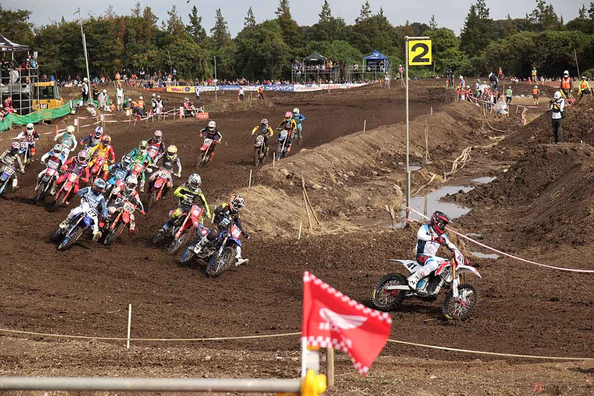電動バイクが決勝レースでホールショットを決めたシーンには観客から大きな歓声が上がった