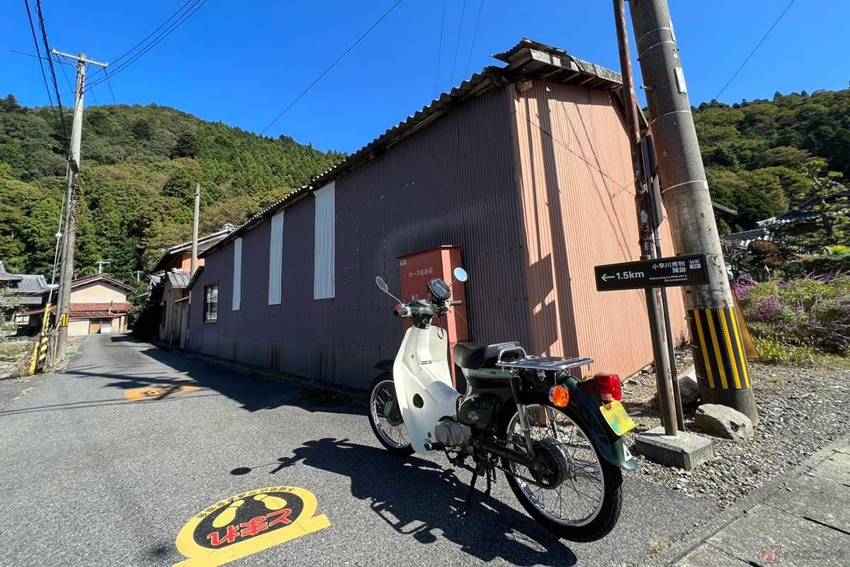 「小早川秀秋陣跡」がある松尾山は関ケ原の南側に位置する山で、古くから山城として機能していた。写真の松尾山北部の麓からもアクセス可能だが、南側の専用駐車場が便利なので、そちらに移動してから散策した