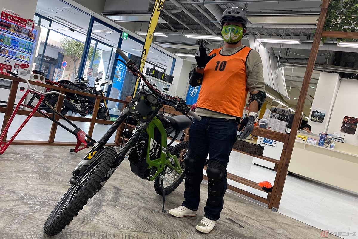 e-Trail Parkの装備を身に着けたプロレスラーのおすしさん